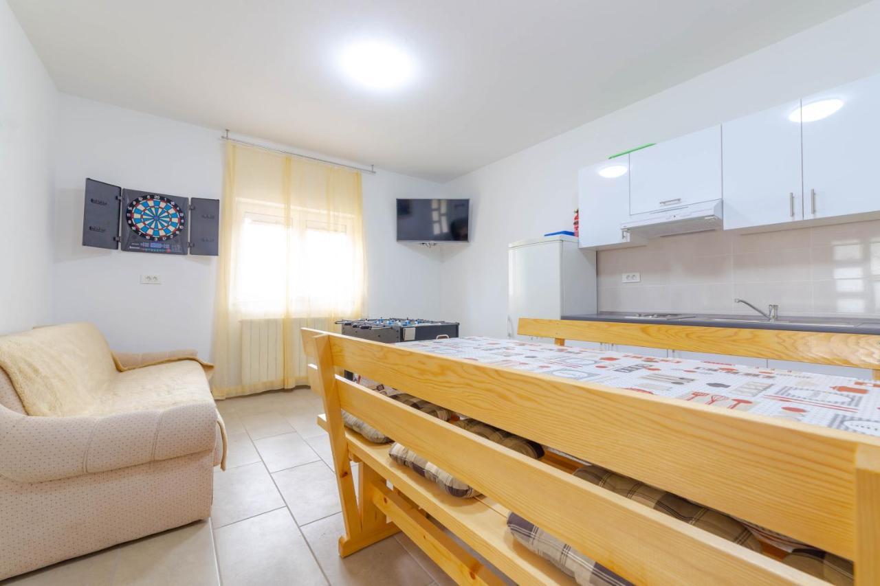 Apartments Raspolic 卡斯塔 外观 照片